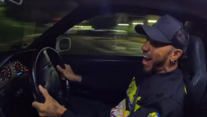 Lewis Hamilton, 37 anni, al volante della Nissan Skyline