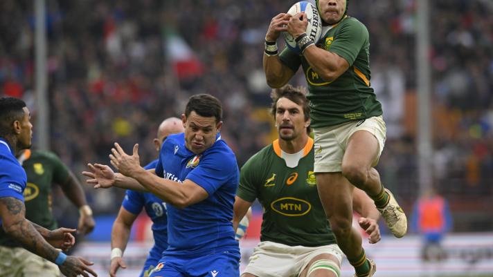 South Africa's Cheslin Kolbe, right, towers over Italy's Luca Morisi during a rugby test match between Italy and South Africa in Genoa, Italy, Saturday, Nov. 19, 2022. (AP Photo/Marco Vasini)