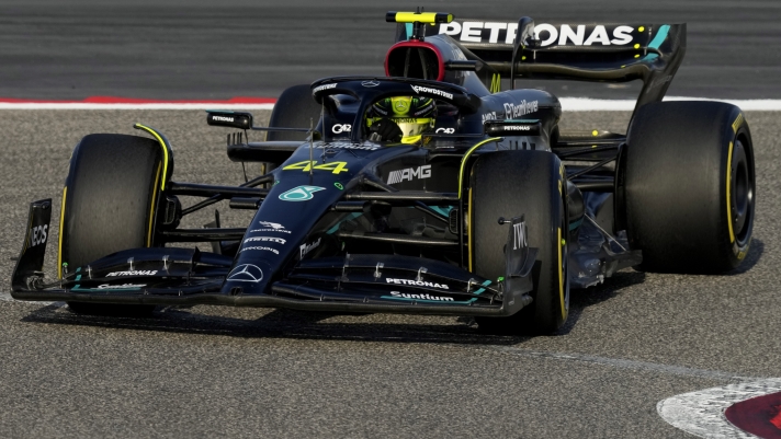 Lewis Hamilton in azione in Bahrain con la Mercedes W14. AP