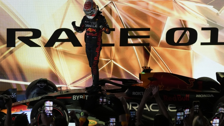 Max Verstappen esulta dopo la vittoria in Bahrain. AP