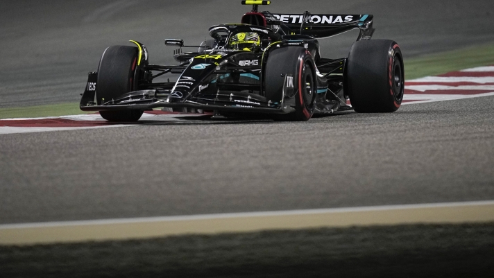 La Mercedes W14 di Lewis Hamilton in azione in Bahrain. AP