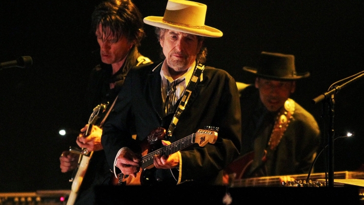 (FILES) In this file photo taken on June 18, 2011 US singer and musician Bob Dylan (C) performs at the Feis Festival in London. - A woman who sued Bob Dylan for allegedly sexually abusing her when she was 12 has dropped her case, just after the folk-rock artist's legal team accused her of destroying evidence. In August of last year the plaintiff, who remains unnamed and was identified only as J.C., had filed a suit alleging that Dylan abused her over a six-week period between April and May of 1965 (Photo by OLIVIA HARRIS / AFP)