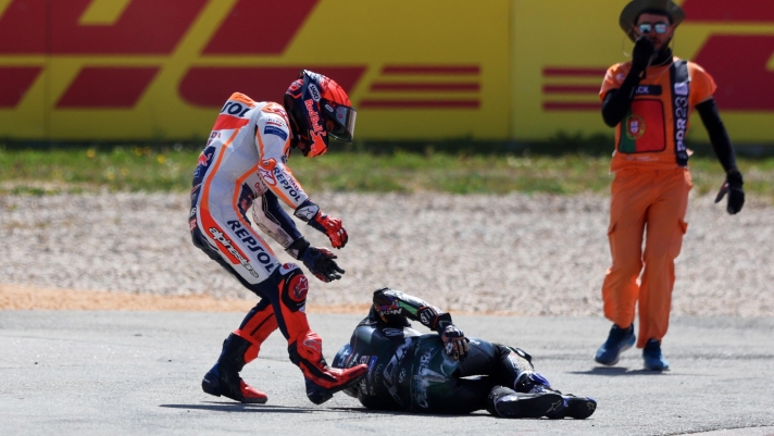 epa10544247 Spanish MotoGP rider Marc Marquez (L) of Repsol Honda Team tries to help Portuguese MotoGP rider Miguel Oliveira of CryptoDATA RNF MotoGP Team after a crash during the MotoGP race at the Motorcycling Grand Prix of Portugal at Algarve International race track, Portimao, Portugal, 26 March 2023.  EPA/NUNO VEIGA