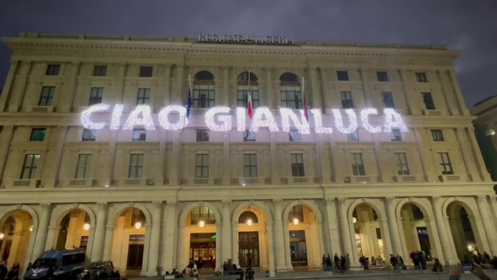 La Sampdoria è la squadra a cui Gianluca Vialli ha dedicato metà della sua carriera italiana. In blucerchiato otto stagioni (dal 1984 al 1992), 328 partite e 141 reti. Per commemorare la scomparsa del campione, in piazza De Ferrari sul palazzo della Regione Liguria sono state proiettate alcune foto dell'attaccante insieme al messaggio "Ciao Gianluca". (Video Regione Liguria)