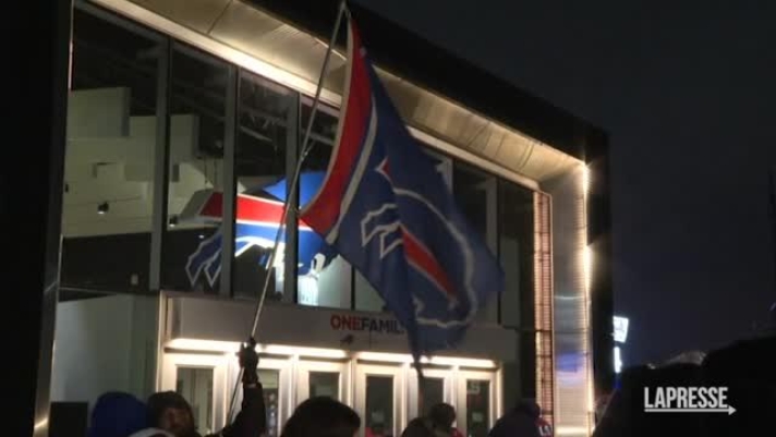 Nella notte fuori dallo stadio dei Buffalo Bills a Orchard Park (New York) si è tenuta una veglia per il giocatore di football Damar Hamlin, ancora in condizioni critiche in ospedale dopo essere andato in arresto cardiaco durante una partita NFL contro Cincinnati