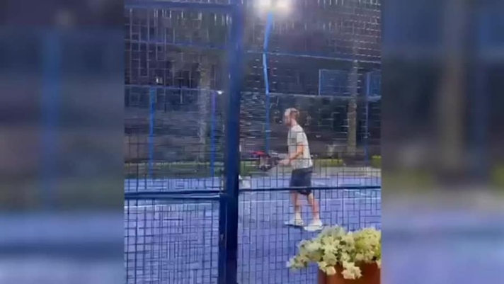 Federer torna in campo, ma si dà al padel: che colpi!Roger Federer è stato avvistato a giocare a padel a Dubai insieme al suo ex coach, Severin Luthi: è la prima volta che il campione svizzero riprende in mano una racchetta dal suo ritiro, avvenuto in Laver Cup lo scorso settembre. Ecco le stories pubblicate da Federer