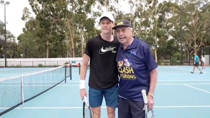 Ad Adelaide Jannik Sinner ha scambiato qualche palla con un avversario speciale: Henry Young, che a 99 anni ancora dice la sua sul campo da tennis. "Oggi è stato speciale scambiare con il numero 1 nel mondo! - ha scritto Jannik su Instagram-. Henry sfiderà il 98enne Leonid Stanislavskyi alla Rod Laver Arena la prossima settimana per aprire l'Australian Open. Entrambi siete un'ispirazione per tutti noi! In bocca al lupo!". L'11 gennaio, infatti, l'australiano sfiderà l'ucraino nella "Battle of Centurions" durante l'evento benefico "Tennis Plays for Peace" in cui si esibiranno campioni del tennis mondiale come Nadal, Zverev, Alcaraz, Gauff e tanti altri per raccogliere fondi per le persone in Ucraina.