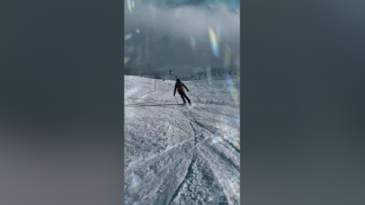 "Sono passati 15 anni, è così bello tornare sulle piste": così Roger Federer sui social, dove ha condiviso queste immagini che lo ritraggono sugli sci. (Instagram @rogerfederer)