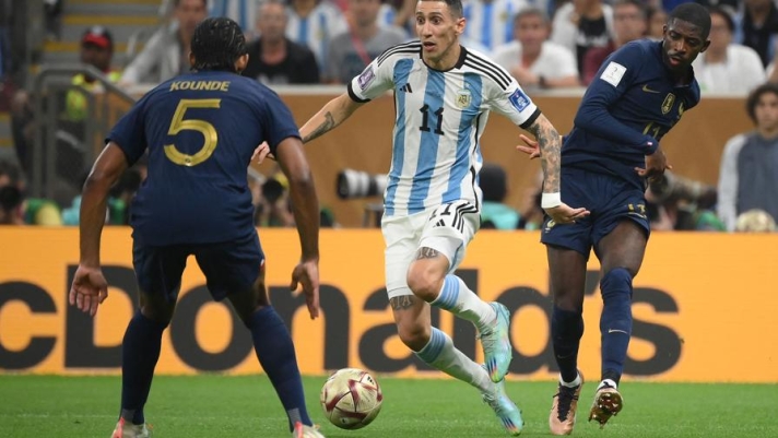 Nella finale dei Mondiali di Qatar 2022, l'Argentina batte la Francia ai rigori. Nel primo tempo, vantaggio argentino per 2-0, grazie ai gol di Messi (su rigore) e Di Maria. Guarda il video con le foto della sequenza del fallo di Dembelé sull'esterno della Juve che ha causato il penalty dell'1-0