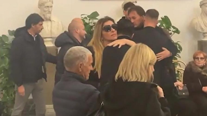 I due calciatori del Bologna, Marko Arnautovic e Roberto Soriano, hanno fatto visita alla camera ardente al Campidoglio in onore del loro ex allenatore, Sinisa Mihajlovic. Guarda il video