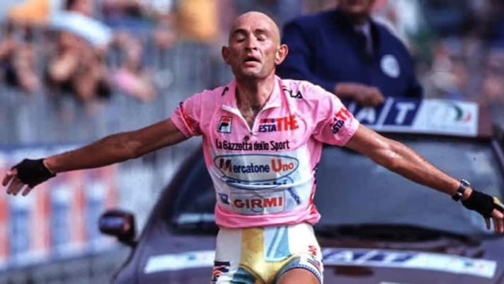 Marco Pantani è uno dei corridori più amati della storia del ciclismo. Ancora oggi le sue imprese scaldano il cuore dei tifosi: da Montecampione a Oropa, da Les Deux Alpes all'Alpe d'Huez. Ecco le 10 vittorie più belle del Pirata