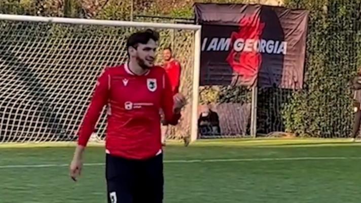 Il portiere della Georgia, Giorgi Mamardashvili dopo aver parato il tiro di Khvicha Kvaratskhelia: "Non qui, non qui, puoi segnare in Italia" (Twitter / Dachi Tsurtsumia)