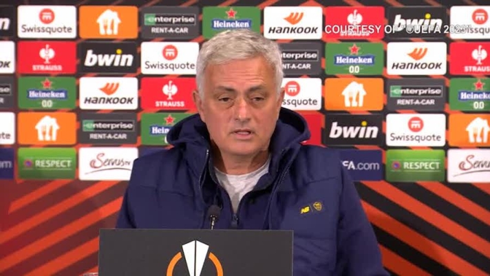 Il tecnico della Roma José Mourinho parla della "pace" con Rick Karsdorp, tornato tra i convocati in vista della sfida contro il Salisburgo in Europa League.