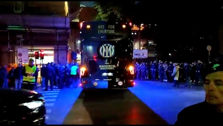 Tutto pronto a Genova, allo stadio "Luigi Ferraris", per Sampdoria-Inter, posticipo della 22? giornata di Serie A. Guarda il video dell'arrivo dei pullman delle due squadre a pochi minuti dall'inizio del match