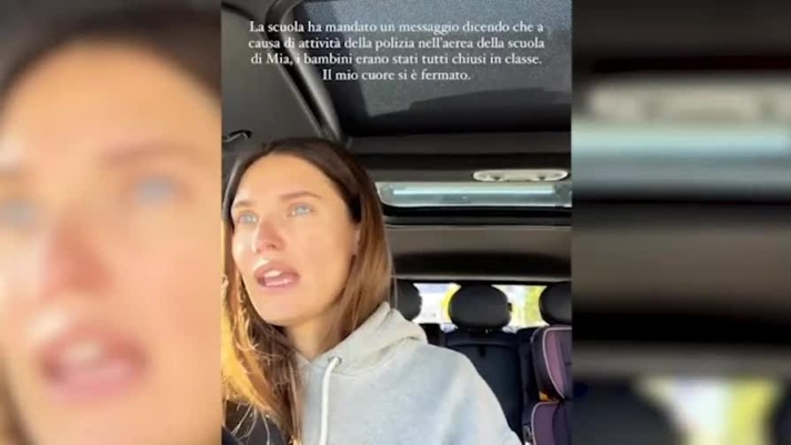 Attimi di terrore per Bianca Balti. Sconvolta e in lacrime, la modella ha raccontato sui social lesperienza appena vissuta e che ha coinvolto direttamente la figlia Mia, in una scuola di Los Angeles, in California. Bianca  stata avvertita dalla scuola della figlia di sette anni che era in corso un'operazione di polizia e che i bambini erano stati chiusi in classe: un uomo armato avrebbe fatto scattare la procedura d'emergenza prevista in questi casi. "Questo  il lato meno cool di vivere in America,  assurdo". Per fortuna tutto  andato per il meglio.