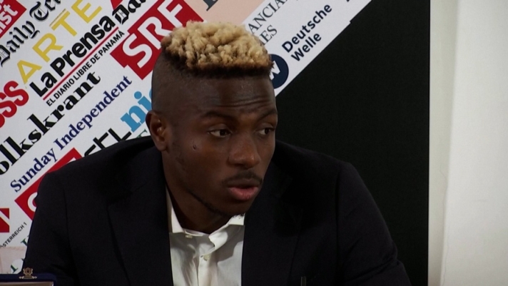 La stella del Napoli Victor Osimhen ha ricevuto a Roma il premio della Stampa Estera in Italia come miglior giocatore straniero del campionato.