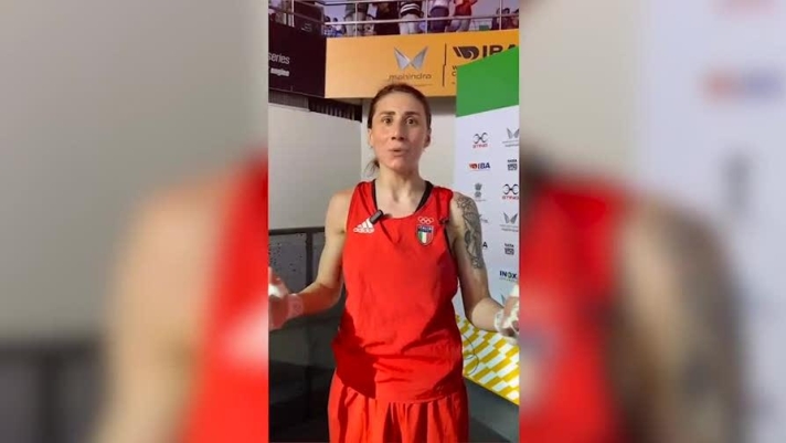 Irma Testa è la nuova campionessa mondiale della categoria fino a 57 chilogrammi di pugilato. L’azzurra ha centrato il primo titolo iridato della carriera dopo aver sconfitto ai punti la kazaka Karina Ibragimova al termine di un match molto combattuto e difficile.