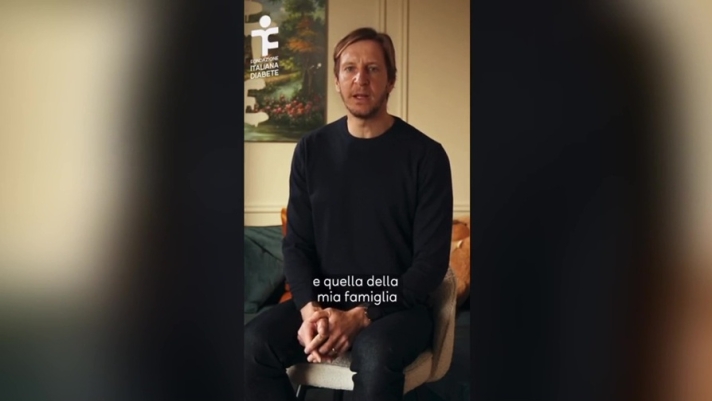 L'ex centrocampista del Milan e della Nazionale Massimo Ambrosini ha registrato questo video in cui rivolge un appello per la ricerca scientifica. "A mio figlio Alessandro  stato diagnosticato il diabete di tipo 1, che  una malattia autoimmune, cronica e degenerativa e che, anche se non si vede, pu avere delle conseguenze gravissime". Il suo video messaggio, condiviso dalla Fondazione Italiana Diabete, si conclude con l'appello a correre la maratona di Milano, il prossimo 2 aprile, con l'obiettivo di raccogliere fondi e sensibilizzare l'opinione pubblica all'importanza della ricerca scientifica