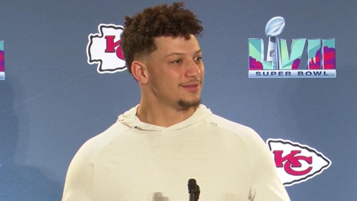 Il quarterback dei Kansas City Chiefs, Patrick Mahomes, preso di mira da un giornalista burlone su finti commenti della star dell'halftime show, Rihanna. Guarda il video