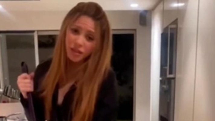 La cantante colombiana Shakira, reduce dalla separazione da Piqué a causa della nuova fiamma di lui (Clara Chia Marti), nel giorno di San Valentino, ha pubblicato su Instagram un video in cui si fa riprendere in cucina, mentre ha in mano uno scopettone per pulire il pavimento, che canta la canzone "Kill Bill", di SZA, nel punto del ritornello che dice: "Potrei uccidere il mio ex, non è una buona idea. Poi toccherà alla sua nuova ragazza, come son finita qui? Potrei uccidere il mio ex, lo amo ancora, però. Starei piuttosto in carcere che da sola". Guarda il video