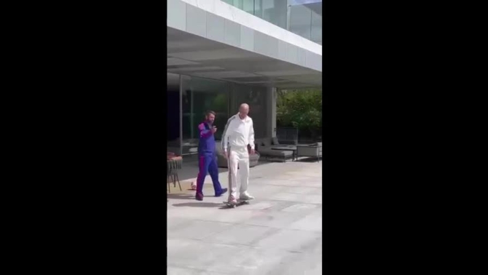 Zinedine Zidane alle prese con lo skateboard: l'ex allenatore del Real Madrid mostra le sue abilità ai fan