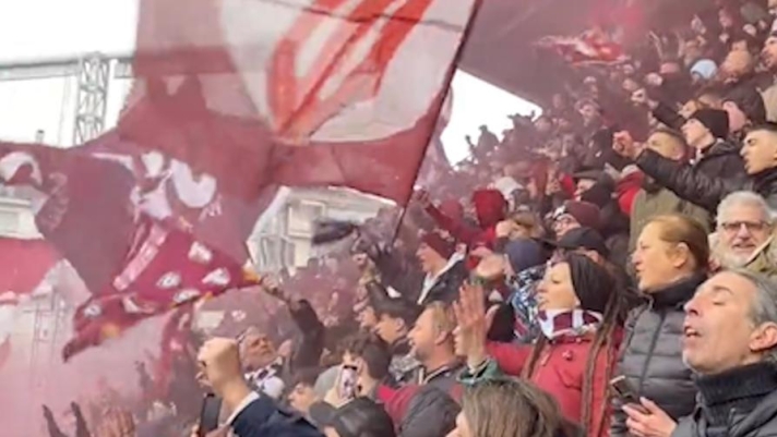 In vista del derby contro la Juve di martedì, il Torino ha deciso di svolgere a porte aperte l'allenamento di domenica. Nonostante la pioggia, presenti più di 2.000 tifosi, che hanno caricato la squadra di Juric con fumogeni, bandiere e cori. Guarda il video