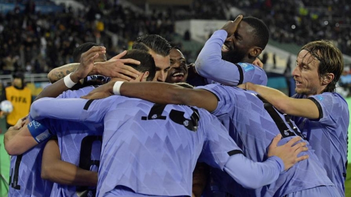 Nella semifinale del Mondiale per Club, il Real Madrid schianta gli egiziani dell'Al Ahly e si qualifica per la finalissima, dove affronterà gli arabi dell'Al-Hilal. In gol Vinicius, Valverde, Maaloul (su rigore), Rodrygo e il baby Arribas, a segno al primo pallone toccato. Guarda il video con gli highlights del match