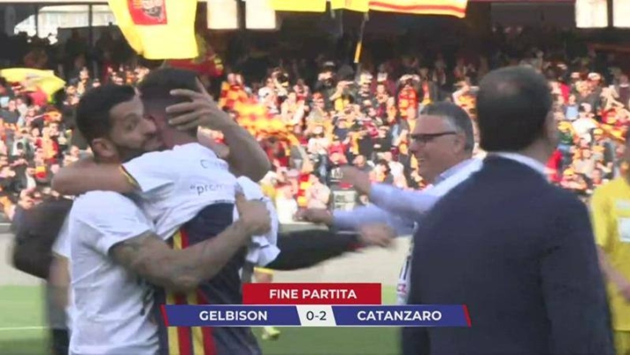 Il Catanzaro batte 2-0 la Gelbison e festeggia la promozione in Serie B con cinque giornate d'anticipo. La promozione mancava dal 2004: guarda la festa