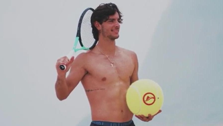 Lorenzo Musetti ha perso nel primo turno del torneo di tennis Atp di Rio de Janeiro contro il cileno Jarry. Prima del match, palleggi sulla spiaggia della città carioca