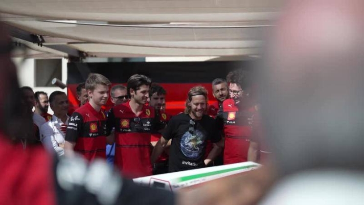 L'ultima gara della carriera di Sebastian Vettel sarà ad Abu Dhabi. Ecco la festa organizzata dalla Scuderia Ferrari in suo onore, come un regalo davvero speciale