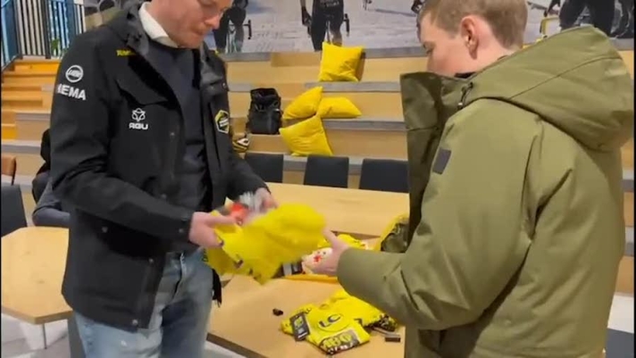 Primo giorno di scuola per il re del Tour, Jonas Vingegaard: il danese firma decine di maglie gialle nel quartier generale della Jumbo-Visma in Olanda. Video di Luca Gialanella