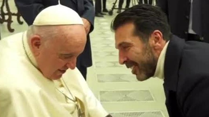 Prima della terza edizione della "Partita della Pace", Gianluigi Buffon ha incontrato Papa Francesco. Guarda il video