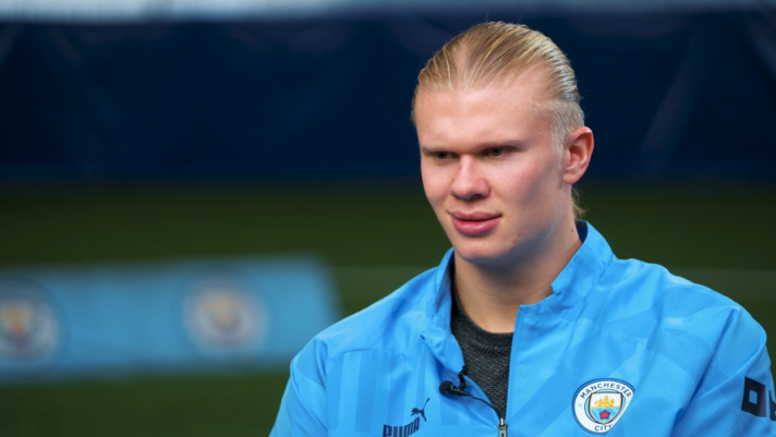 L'attaccante del Manchester City, Erling Haaland spera che un giorno riuscirà, insieme alla Norvegia, a realizzare il suo sogno di partecipare ai Mondiali. Intanto dice la sua su Qatar 2022. Guarda il video