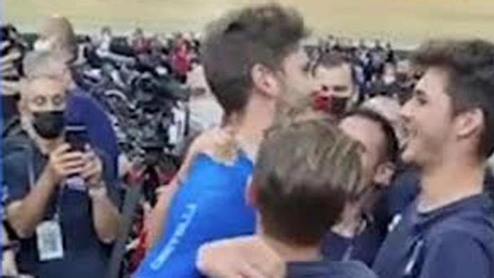 Dopo la vittoria della medaglia d'oro nell'inseguimento ai Mondiali di ciclismo su pista, nella finale contro l'altro italiano Milan, Filippo Ganna è stato festeggiato dallo staff a bordo pista. Guarda il video della Federciclismo