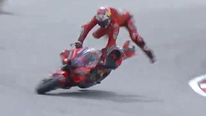 Paura per Jack Miller nel Q1 delle qualifiche del Gp di Malesia di MotoGp. Il pilota della Ducati ha perso il controllo della moto, ricadendo in pista e rischiando anche di essere investito dgli altri piloti che stavano sopraggiungendo. Guarda il video dell'episodio