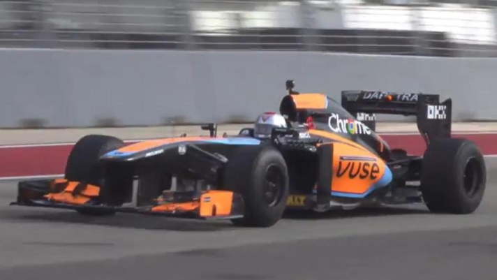 Incredibile quanto fatto dall'ex pilota americano Mario Andretti, che, in occasione del Gp di Austin di F1, ha girato in pista su una McLaren del 2013 all'età di 82 anni. Guarda il video