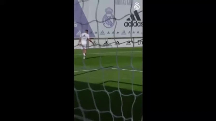 Anche in allenamento i giocatori del Real Madrid regalano spettacolo: Dani Carvajal calcia in porta un siluro imprendibile per il portiere (Instagram/@realmadrid)