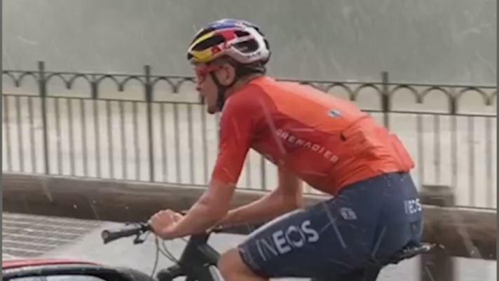 Thomas Pidcock, detto Tom (Leeds, 30 luglio 1999), prova un allenamento estremo sotto la tempesta e la grandine.Il ciclista su strada, mountain biker britannico corre per il team Ineos Grenadiers, e ha vinto l'oro ai giochi olimpici di Tokyo nella gara di cross country maschile