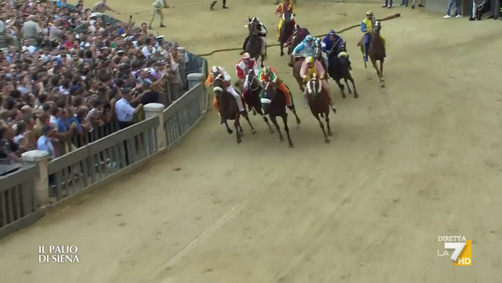 Uno strepitoso monologo della Contrada del Leocorno, e di Giovanni Atzeni, detto Tittìa, su Violenta da Clodia. Il Leocorno non vinceva dal palio dell’agosto 2007: è il ventinovesimo successo assoluto della Contrada di via di Pantaneto, vicinissima tra l’altro a Piazza del Campo.