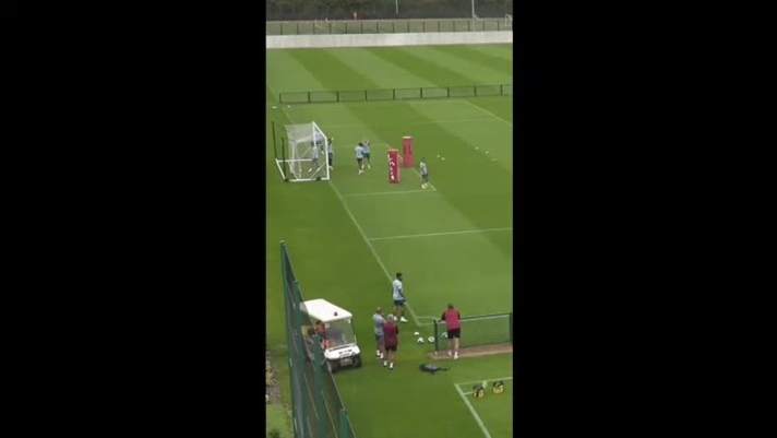 Douglas Diaz, calciatore dell’Aston Villa, non sbaglia un colpo: segna segna direttamente dalla bandierina. Ecco com'è nato il suo marchio di fabbrica (Instagram/@avfcofficial)