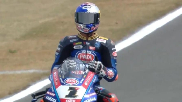 In gara 2 del Gp di Donington della Superbike, Razgatlioglu vince davanti a Bautista e Rea. Guarda gli highlights