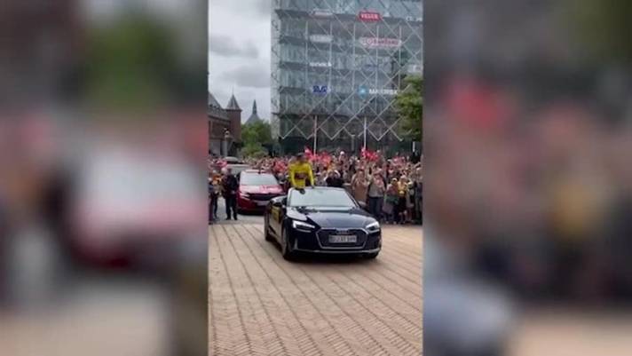 Il vincitore della maglia gialla del Tour de France è tornano in patria, a Copenhagen, capitale danese, e la piazza centrale si è riempita di suoi sostenitori pronti a dare il via alla festa