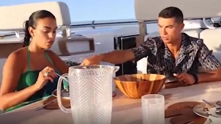 Cristiano Ronaldo si gode le vacanze su un lussuoso yacht al largo di Ibiza con la compagna Georgina e il figlio Cristianinho. In questo video postato su Instagram, dedica alla donna una canzone