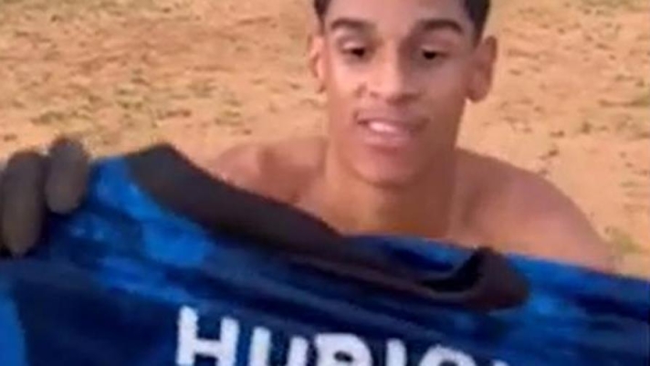 Il brasiliano Luva de Pedreiro, tra gli influencer calcistici più in voga ha pubblicato su Instagram il video di un gol dedicato al suo idolo Adriano