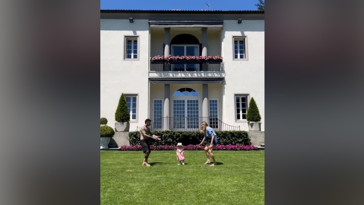 Ecco l'ultimo video pubblicato su Instagram da Chiara Ferragni e Fedez: messa davanti alla difficile scelta tra mamma e papà, la secondogenita Vittoria scappa via... Tutto da ridere!