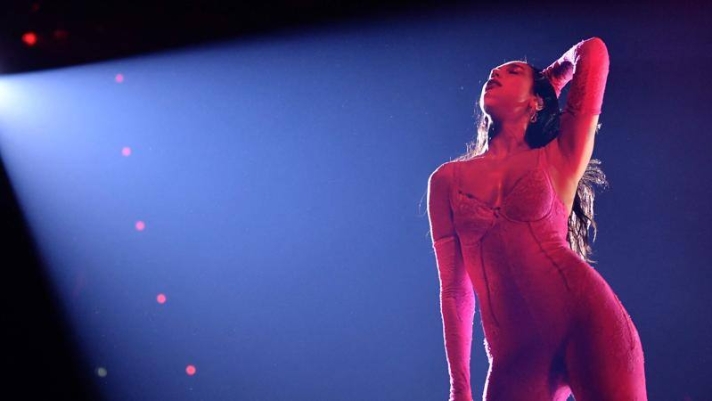 Piccolo imprevisto per la popstar britannica Dua Lipa, caduta sul palco durante il suo concerto al Mediolanum Forum di Assago.