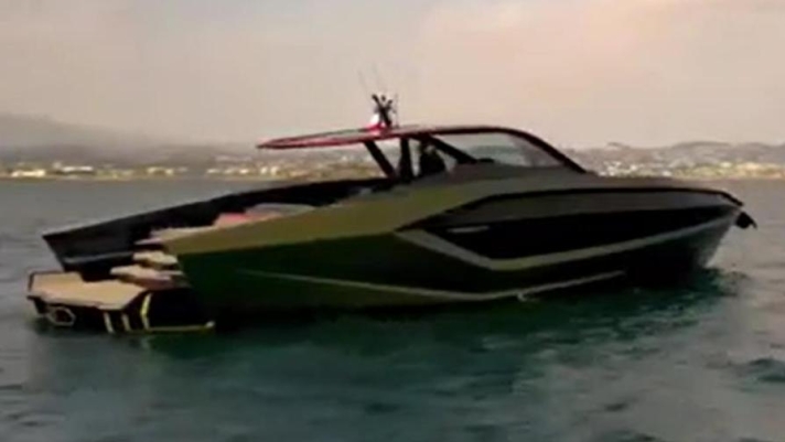 Conor McGregor a bordo del suo nuovo yacht Lamborghini. Il lottatore irlandese ha pubblicato il video sui social