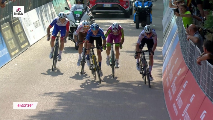 Il meglio della diciannovesima tappa del Giro d'Italia 2022, 177 km da Marano Lagunare a Castelmonte: vince l'olandese Koen Bouwman.
