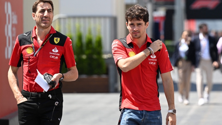Charles Leclerc (a destra) all'arrivo nel paddock di Baku. AP