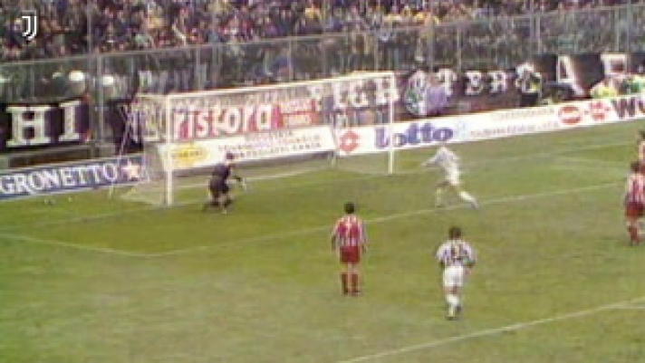 Nell'ottobre 1994, Gianluca Vialli ha realizzato questo fantastico gol in rovesciata contro la Cremonese, la sue ex squadra . Dai un'occhiata al suo pazzesco gol qui su Dugout.